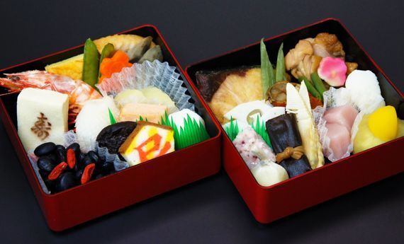 重箱に海老やかしわ、黒豆や栗きんとんなどを詰めた2段のおせち料理