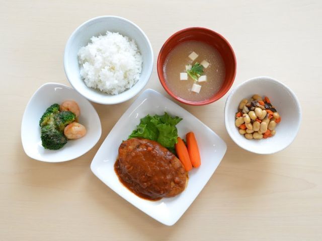 デミグラスハンバーグと豆の煮物、ブロッコリーと海老の炒め物とごはんと味噌汁のセット