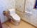 足腰に不安がある入居者様でも立ち座り動作がしやすいように、トイレの壁面にはL字型の手すりを設置している。