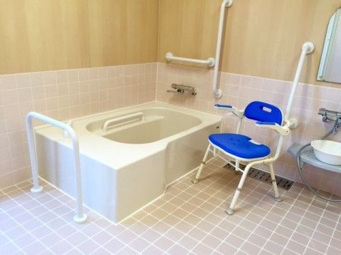 入居者様が安全にご利用できることを最優先に考慮し、設計されている浴室。手すりとシャワーチェアも設置している。