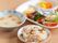 当施設で提供される食事の一例である。ご飯にシチューのほか、肉や野菜などバランス良く栄養が摂れるメニューを用意している。
