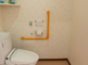 明るく清潔なトイレと洗面所