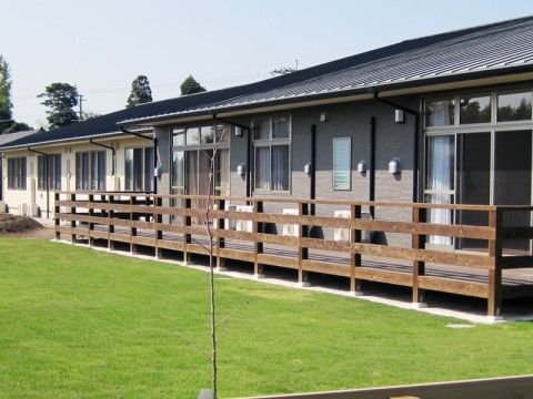 平屋建ての建物は階段などを使う必要がなく移動が楽である。広いバルコニーの外には芝生が広がっており、憩いの場としてご利用いただける。