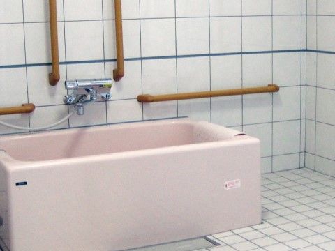 浴槽のそばの壁に設置された手すりは横向きと縦向きがあり、入居者様の動きや体の状態に合わせて使い分けることができる。
