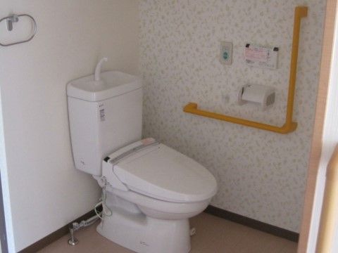 トイレは温水便座洗浄機能付きで、洗浄から乾燥までワンタッチでできる。花模様の壁紙が貼られており、温かみのある内装になっている。