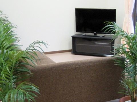コーナー型のソファーは視線が合いやすく、会話を楽しむのに最適である。テレビを見ながら、ゆっくりくつろいでいただくこともできる。