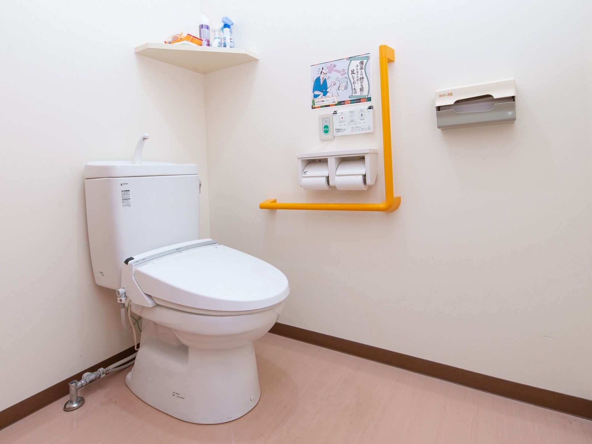 トイレには温水洗浄便座器が完備されている。壁には、緊急呼び出しブザーやL字型手すりが設置されている。