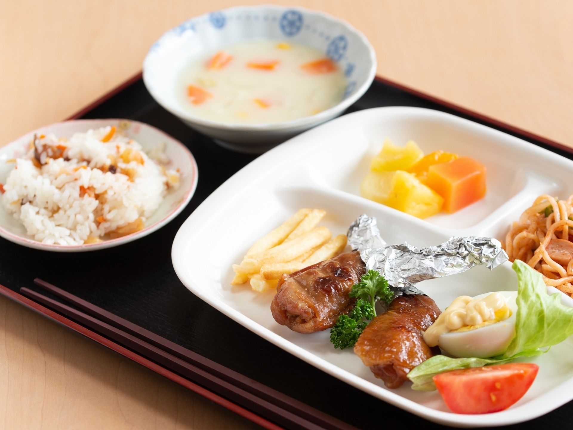 黒いプレートにある日の食事メニューが並べられている。豊富に食材を利用し、色彩豊かな食事になっている。