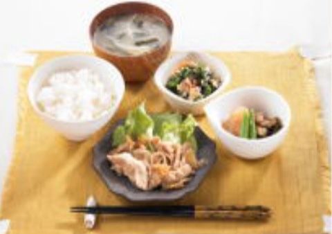 ランチョンマットの上に置かれた、メイン料理に煮物や和え物やみそ汁を添えた和食料理