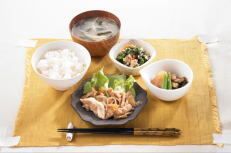 ごはんと味噌汁のセットが付いた和食