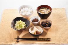 ひじき煮とごはんと味噌汁のセット