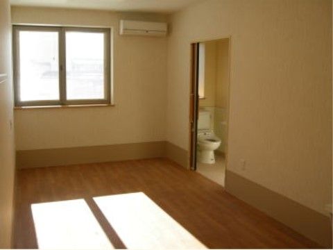 大きな窓のある広い居室。慣れ親しんだ家具や品物を持ち込み、落ち着いた雰囲気の中で毎日を過ごしていただける。