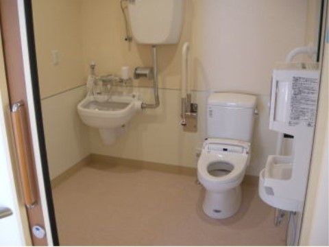 室内の空間を広くとったトイレは、車椅子をご利用の方も安心して移動することができる。手すりも２箇所に設置しており、バリアフリーとなっている。