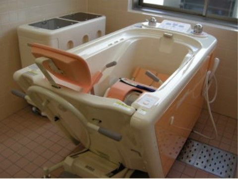 座った姿勢のまま、シャワーだけでなく入浴が実現できる大型の機械を導入。移動が困難な方も、清潔な毎日を送っていただくことができる。
