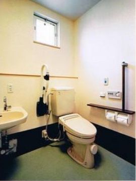 天井が高く小窓が付いており、壁も白いので明るいトイレとなっている。ナースコールが付いているので安心である。