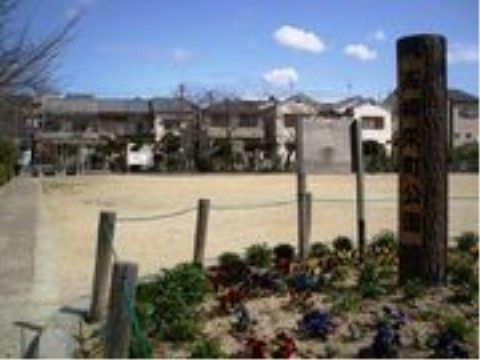 施設周辺の住宅街にグラウンドのような広々とした公園がある。運動などで一緒に楽しめるような場所になっている。