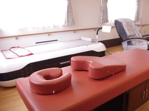 様々なデザインの施術台やマッサージチェアが並ぶ部屋