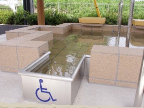 車椅子に座ったまま足湯を楽しめるように足湯の一部を改装している。集まって足湯を楽しむことができ、団らんの場になっている。