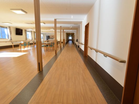 居室前のキッチン、食堂スペース