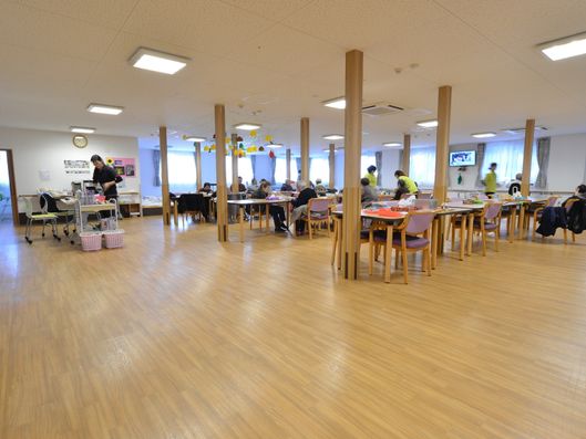 食堂で過ごす利用者とスタッフ