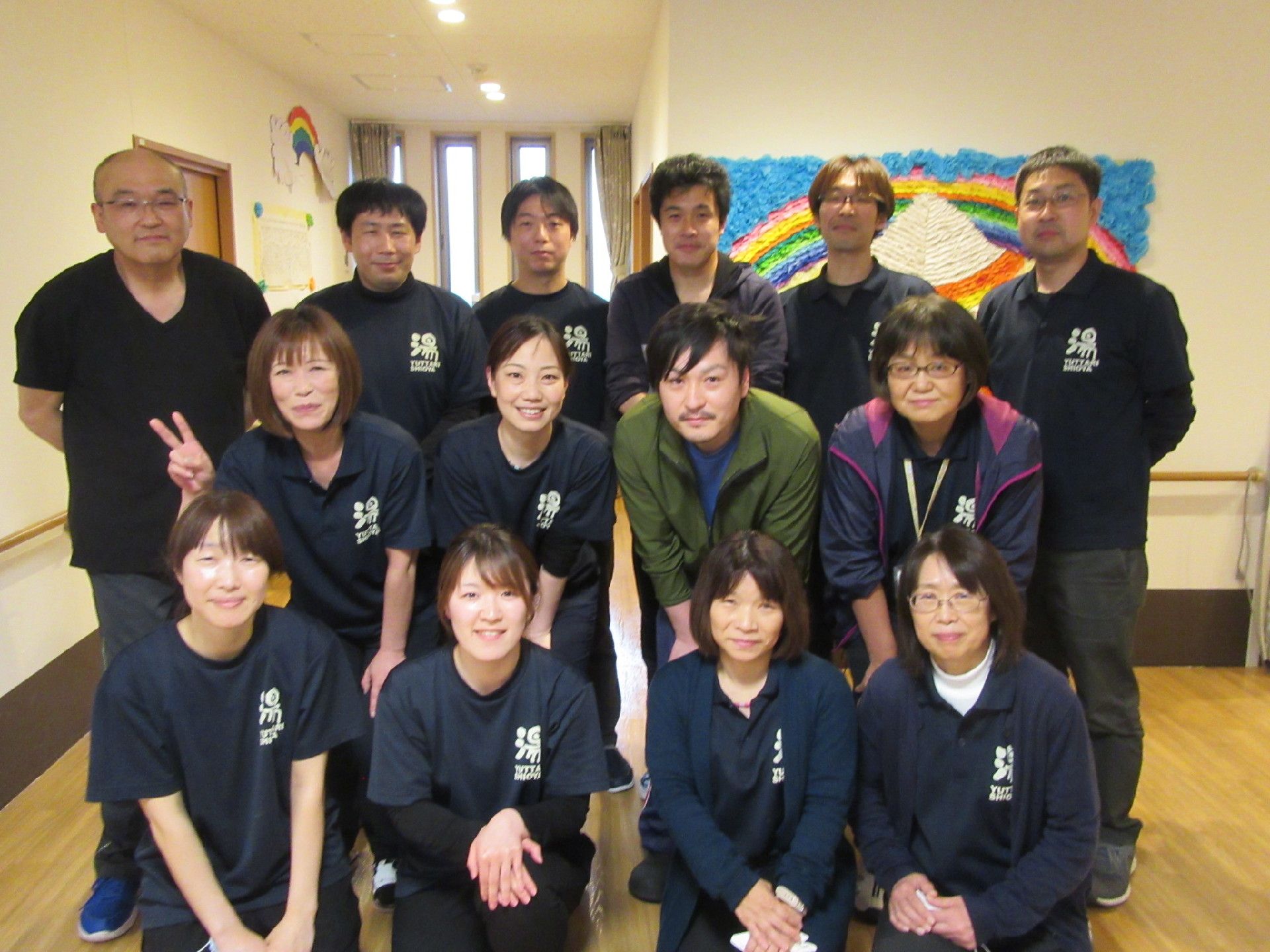 部屋の中に集まり、それぞれの顔が見えるように並ぶスタッフたち