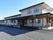 施設の玄関口には庇があり、その下に4段ほどの階段がある。玄関口の右手に、建物に沿ってスロープと植え込みが設置してある。