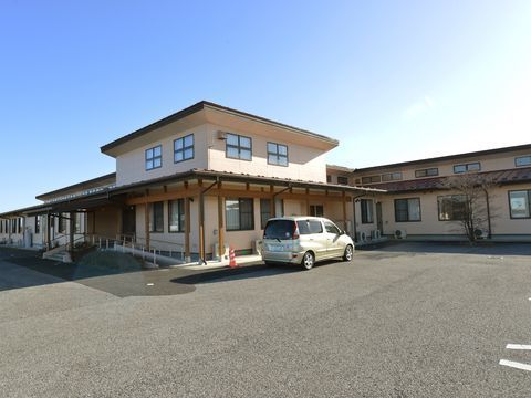 施設は2階建てで、きれいに舗装された広い敷地内にある。屋根のある建物で、出入り口には小さな階段があるが脇にはスロープもある。