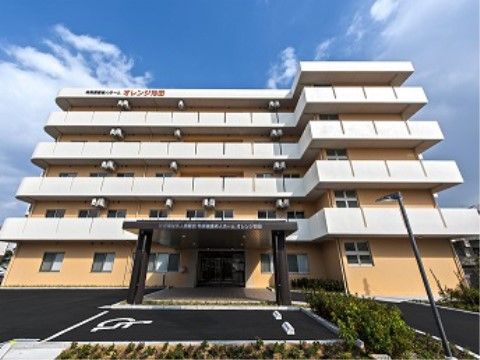 植込みで区画が仕切られた駐車区画が、玄関前に整備された建物