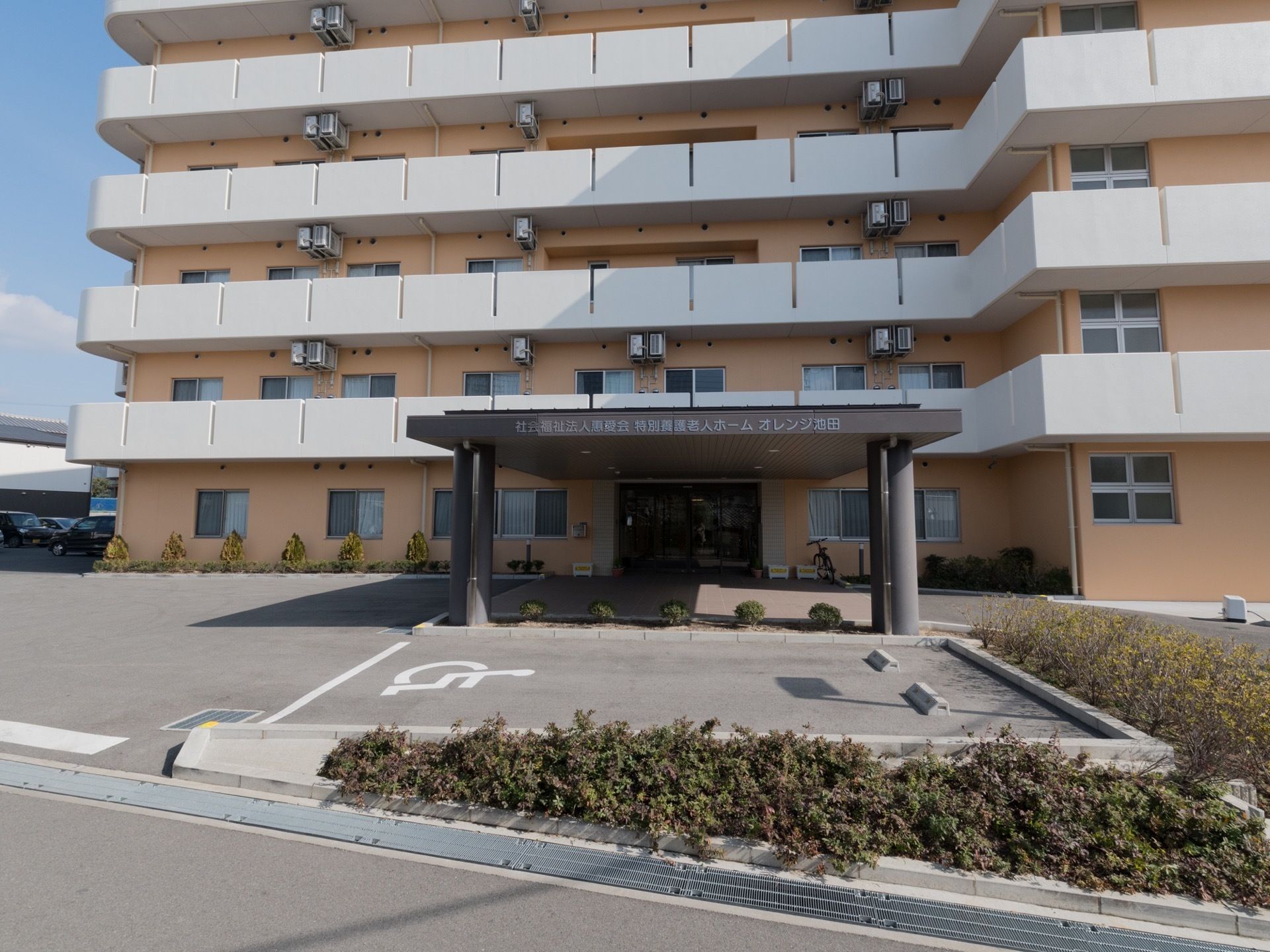 外観は綺麗で新しく、マンションの様な建物である。駐車スペースも完備しているので、車をご利用の方であっても快適に使用できる。