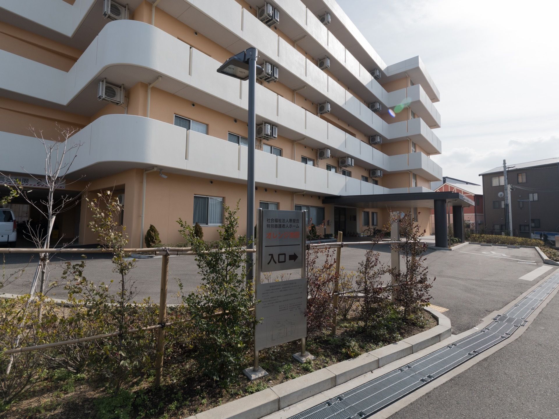 広々としたエントランスは充分なスペースがあり、バリアフリー構造となっているので、車椅子を利用の方でも安心して使用できる。