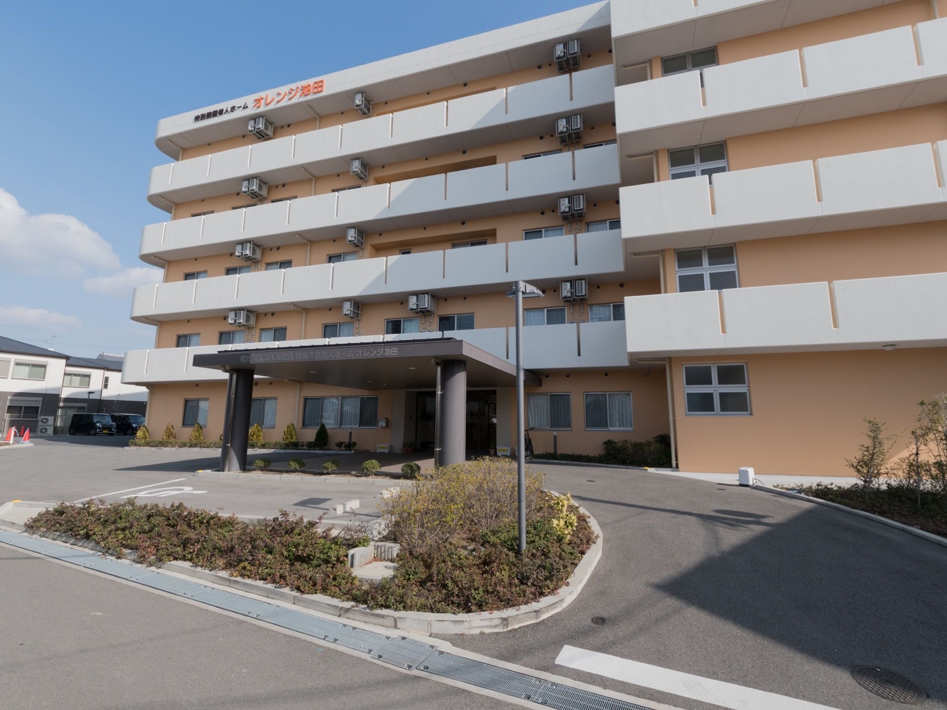 広々としたエントランスは屋根付きでバリアフリー構造なので、天気の悪い日や車椅子を利用の方でも快適に使用できる。
