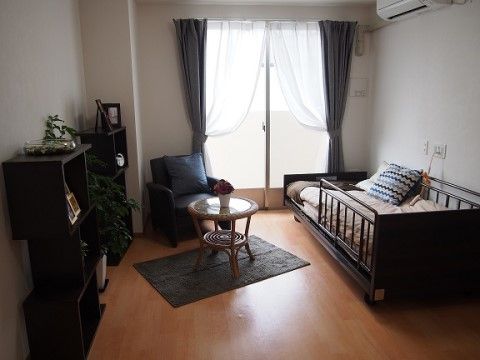 完全個室の居室には、介護用ベッドが用意してある。広々とした空間なので、のんびり快適に過ごすことができる。