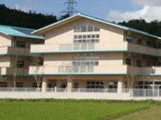 緑に囲まれた建物外観