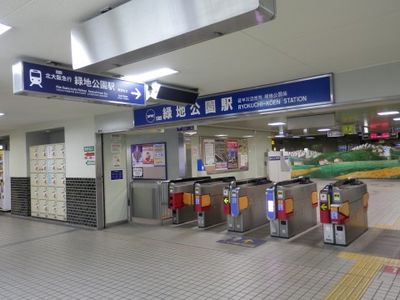 施設から徒歩の場所には駅があり、改札口の上には駅名の書かれた青い看板が設置されている。左側には、コインロッカーが用意されている。