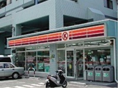 施設のそばにはコンビニがあり、食料品や雑誌、日用品などを購入することができる。お店の前には、分別されたゴミ箱が３つ用意されている。