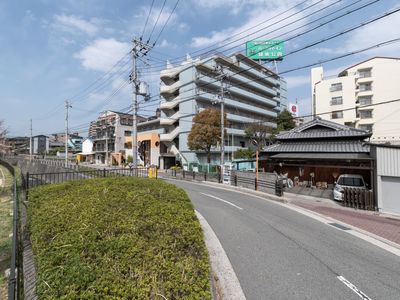緑豊かな環境に恵まれた施設である。道路を挟んだ前方に川が流れている。建物の最上階に、緑色の大きな看板を掲げている。