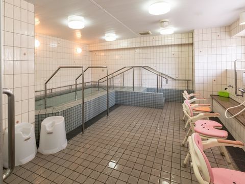 大浴場には、数名が湯船につかれる広さの浴槽を設置し、周りに手すりを完備している。反対側の壁際に洗い場を設けている。