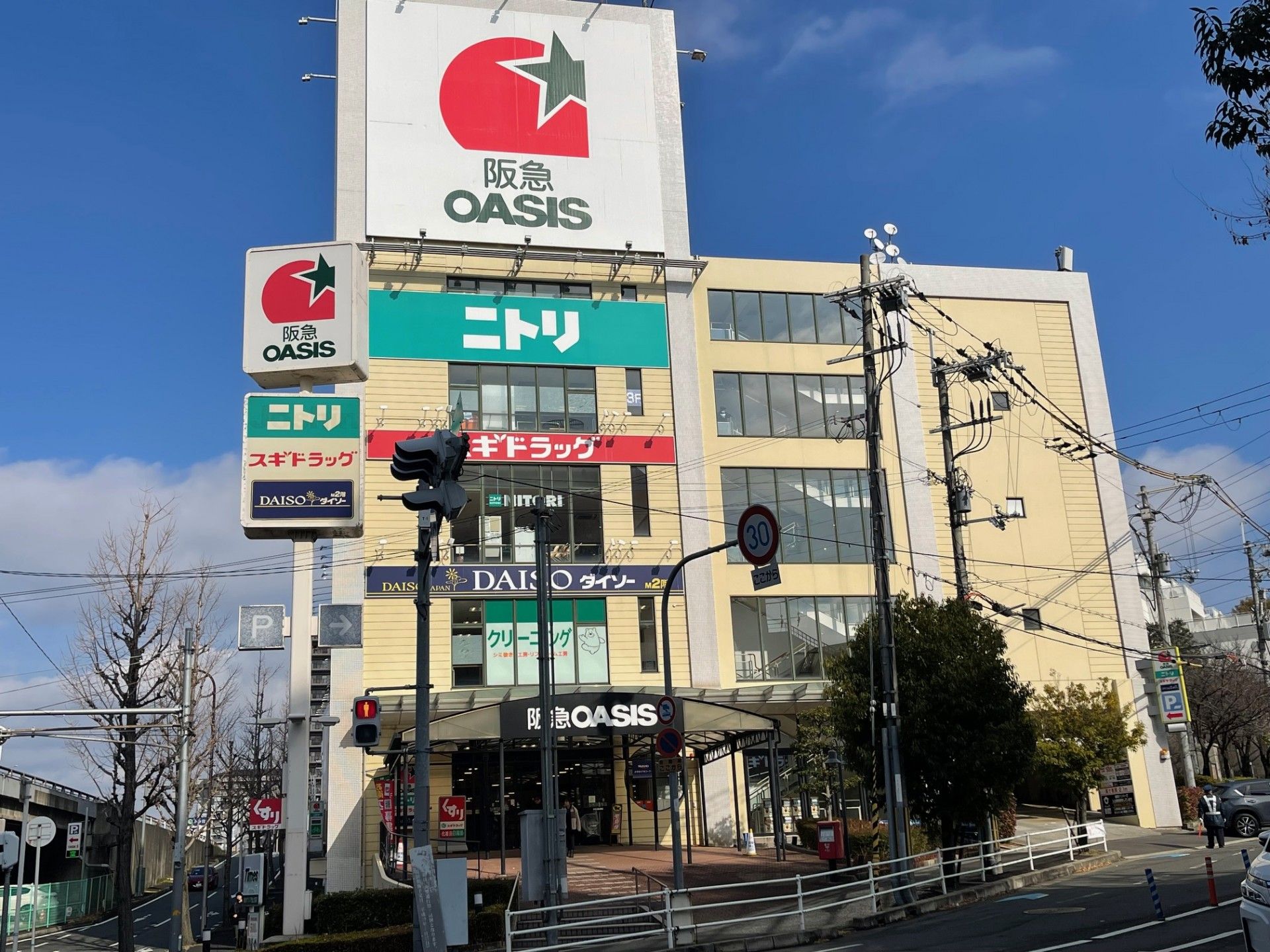 施設のそばにはコンビニがあり、食料品や雑誌、日用品などを購入することができる。お店の前には、分別されたゴミ箱が３つ用意されている。