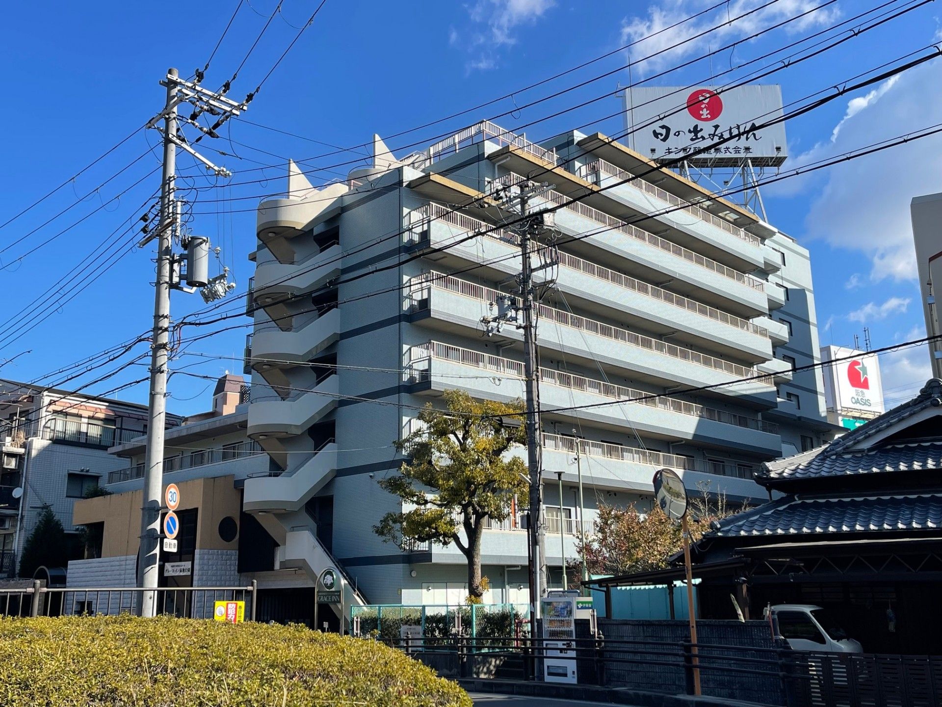 緑豊かな環境に恵まれた施設である。道路を挟んだ前方に川が流れている。建物の最上階に、緑色の大きな看板を掲げている。