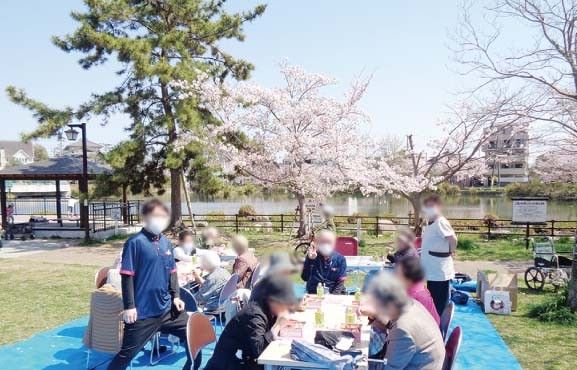 桜並木のピクニック風景