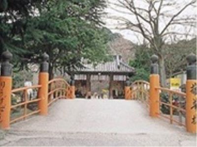 お寺の前には朱色でアーチ型の橋が掛けられており、そこを通過してさらに門をくぐって本堂の方に向かうことができる。
