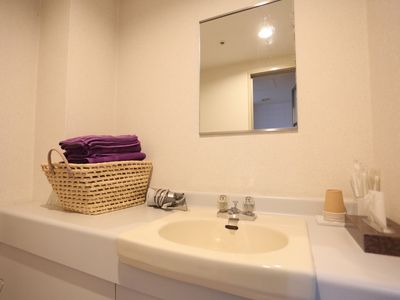 清潔感のある洗面所で清掃が行き届いている。歯ブラシやドライヤー、タオルなど備品が揃っているので見だしなみを整える際は快適に行える。