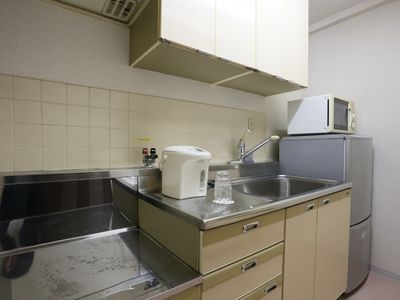 多数の収納スペースがある。電子レンジと冷蔵庫がある。ポットも設置してるのでお茶などを飲むときは便利。