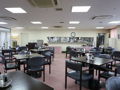 広々とした空間で入居者様同士での談笑や外の景色を見ながら食事を行えるようになっている。調味料などもテーブル一つ一つに用意されている。