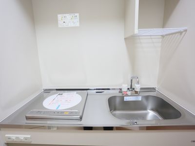 室内に簡易キッチンが設置されている。シンプルな仕様なので簡単に利用できる。小物を置く収納スペースも用意されている。