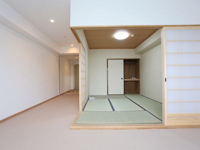 和室が区切られた空間に作られている。畳が敷かれ落ち着く作りになっている。押し入れがあるので収納にも困らない。