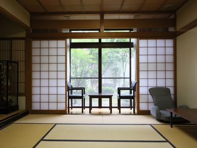 落ち着いた和室空間。窓からは庭が見ることができるので緑を楽しむことができる。来訪者様がお越しになった際も落ち着いて談笑できる。