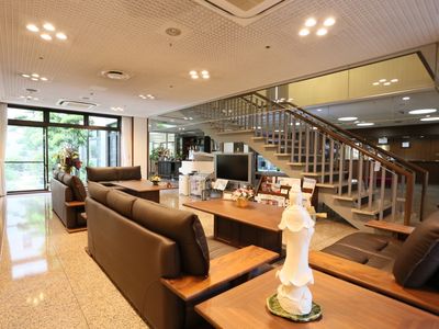 広々としたフロアにソファーがあり、雑誌やテレビも用意されている。窓からは庭の木々が見えるので開放感がある。