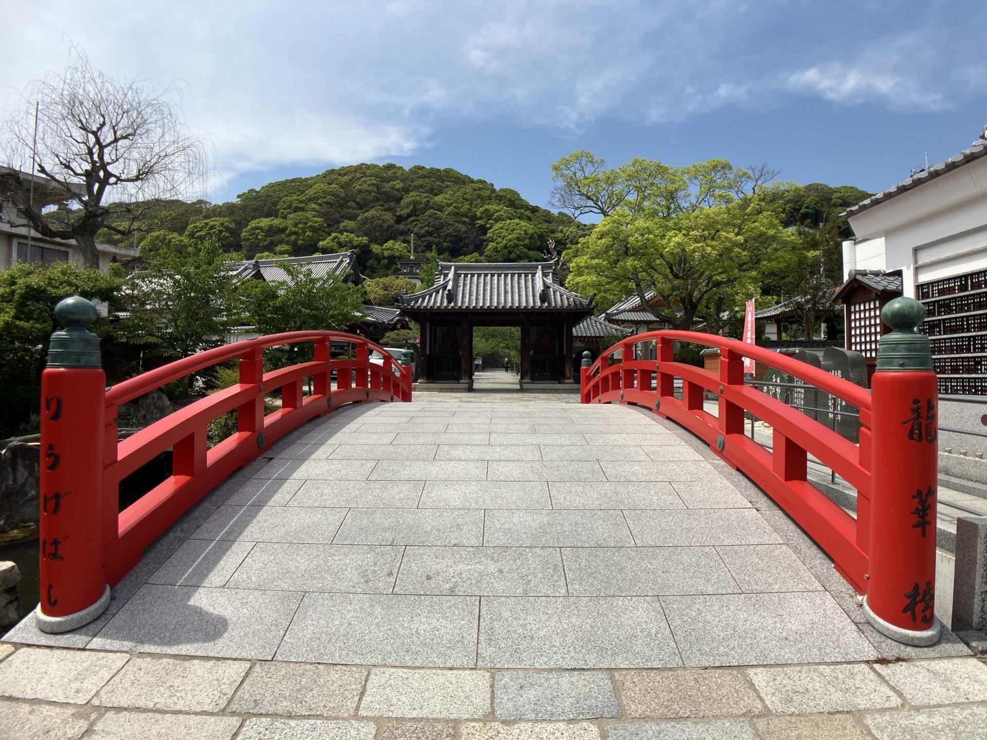 お寺の前には朱色でアーチ型の橋が掛けられており、そこを通過してさらに門をくぐって本堂の方に向かうことができる。