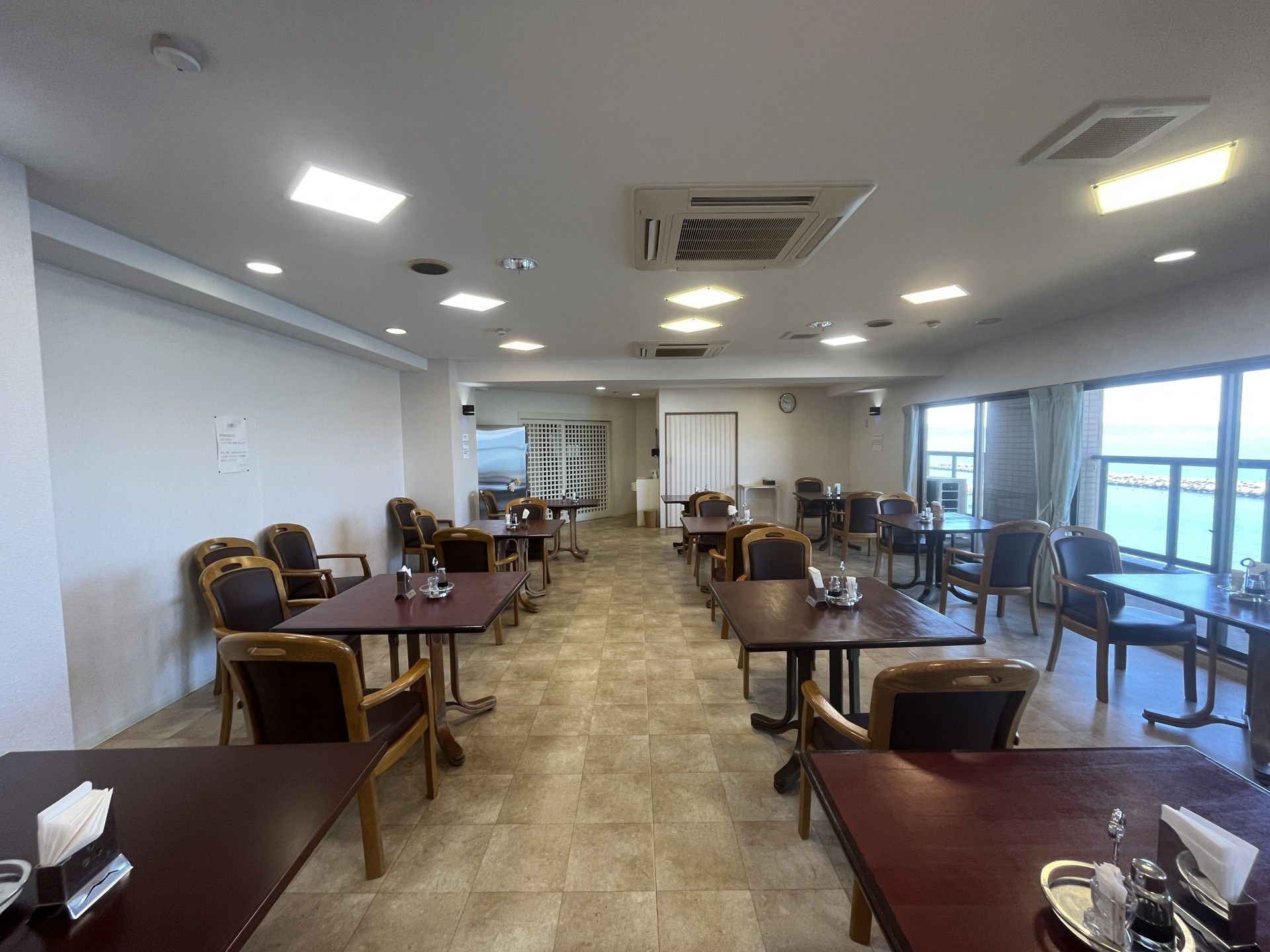 海が見える食事スペース